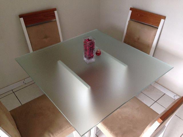 Aplicação de película em tampo de mesa de vidro