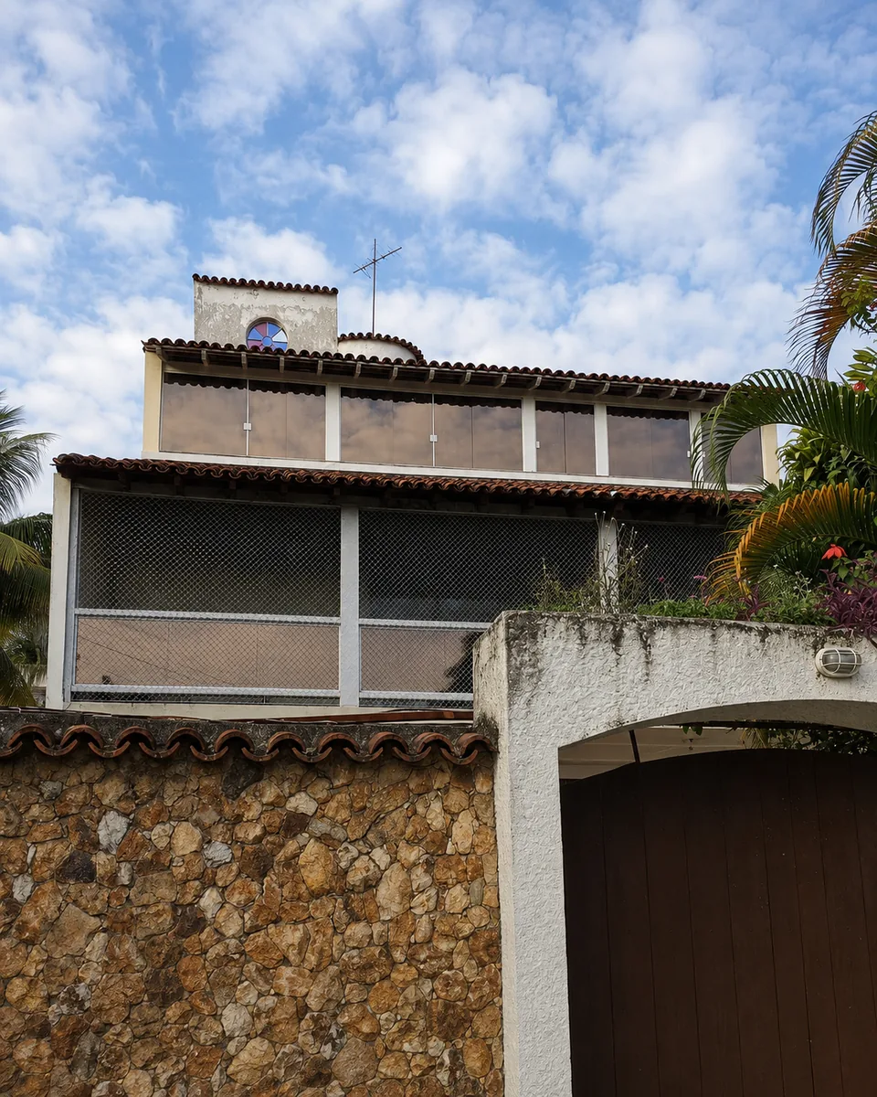 Fachada residencial com película bronze nos vidros da varanda.