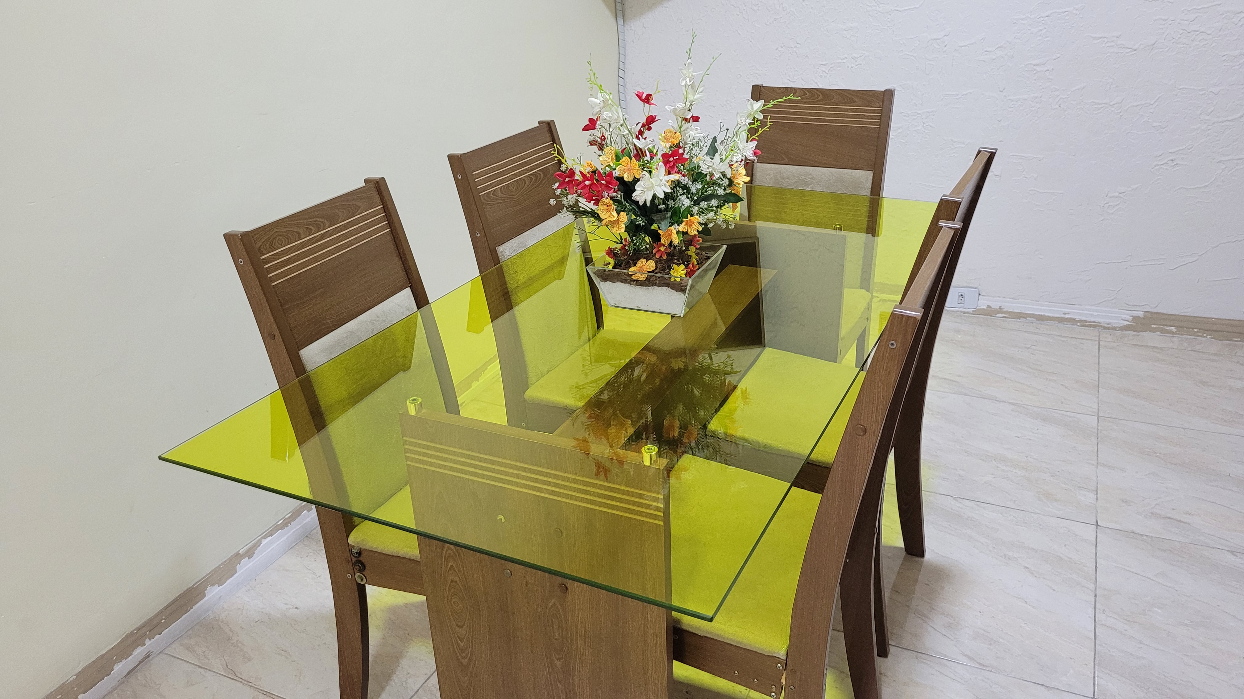Aplicação de película em tampo de mesa de vidro