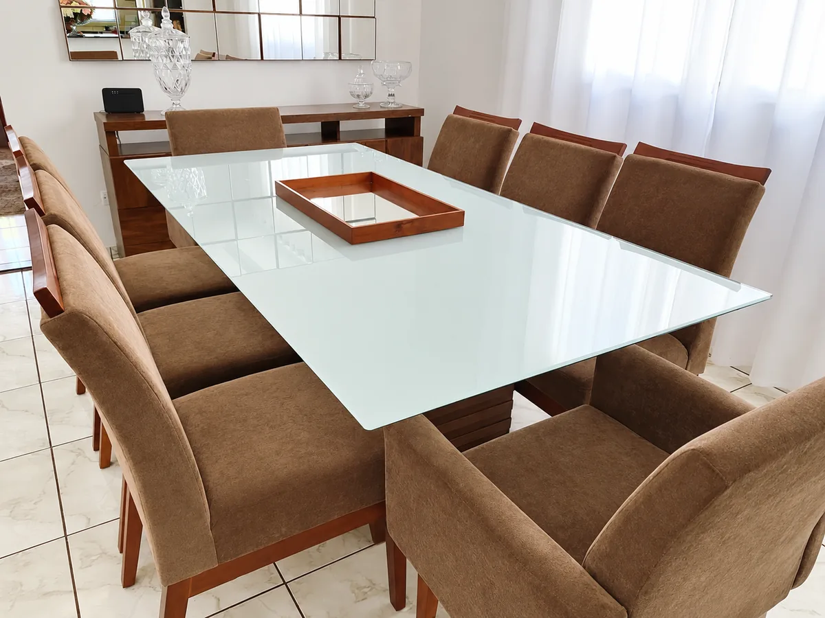 Trabalho da Bella Film RJ:Mesa de jantar com película branca aplicada no tampo de vidro.