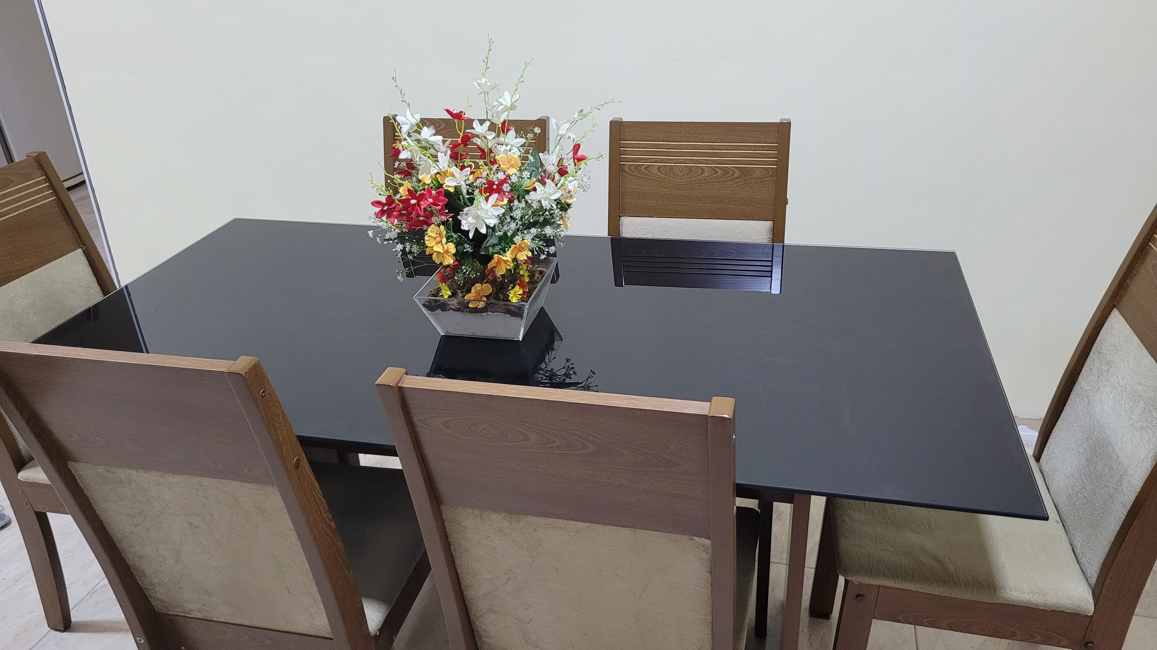 Aplicação de película em tampo de mesa de vidro