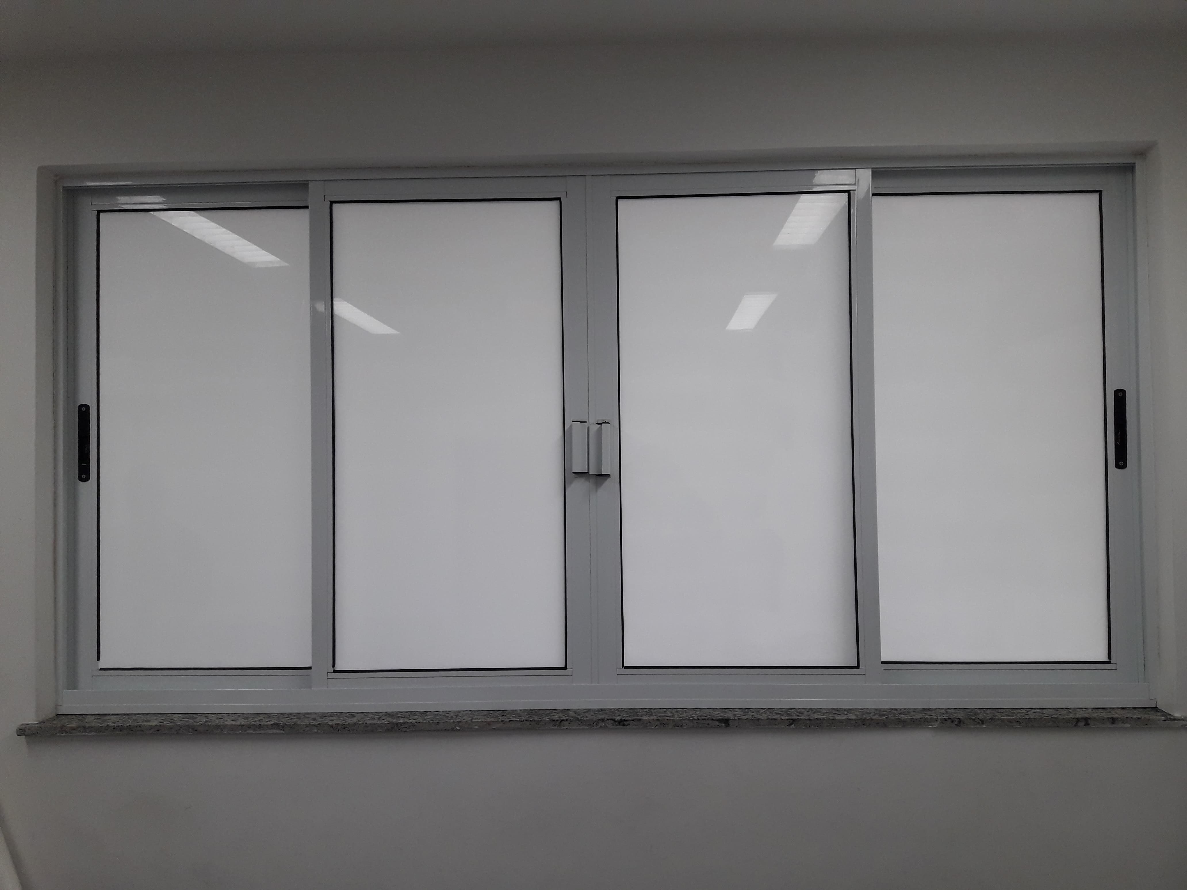 Película jateada aplicada em porta de vidro pela Bella Film RJ