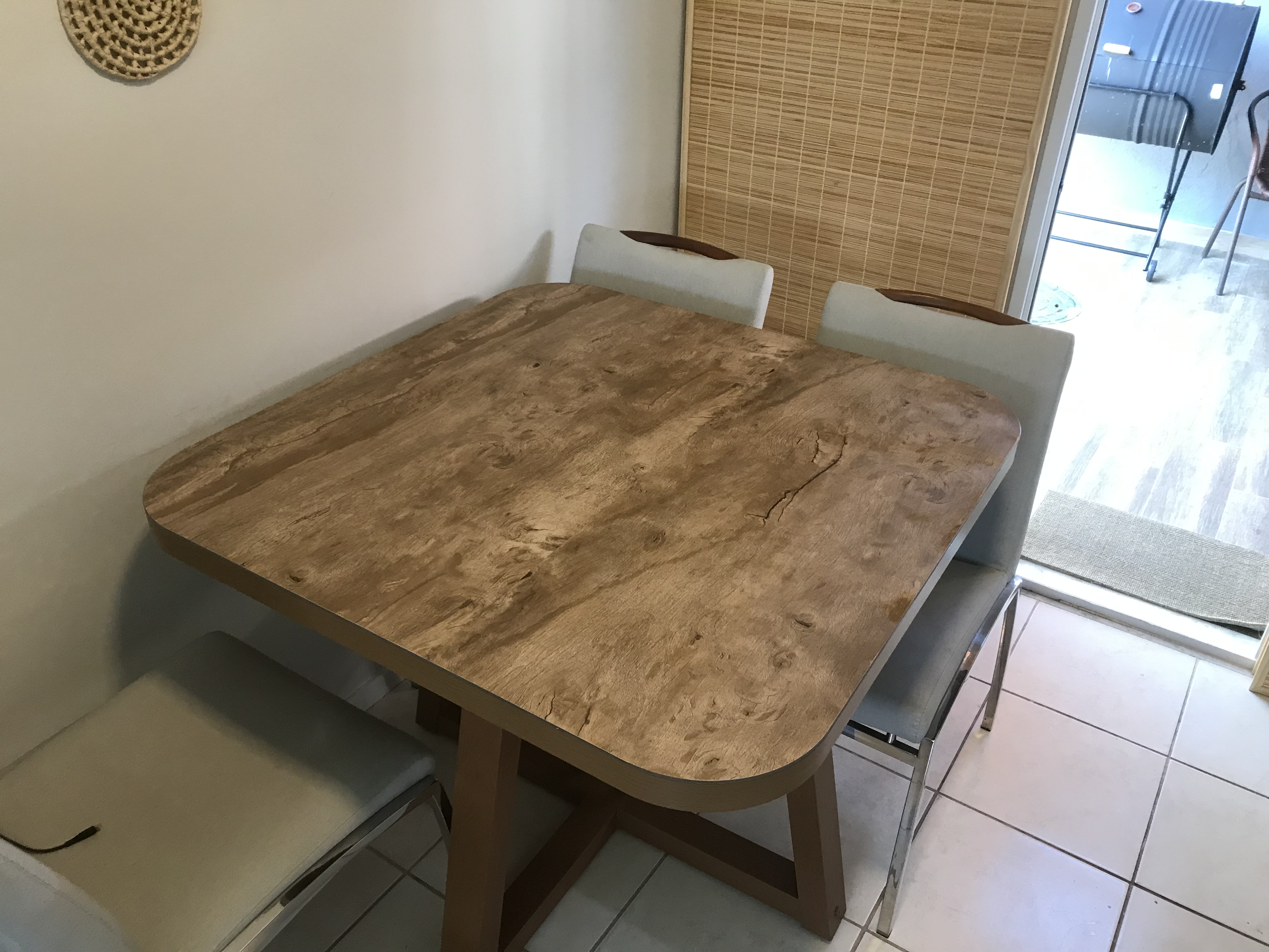 Aplicação de película em tampo de mesa de vidro