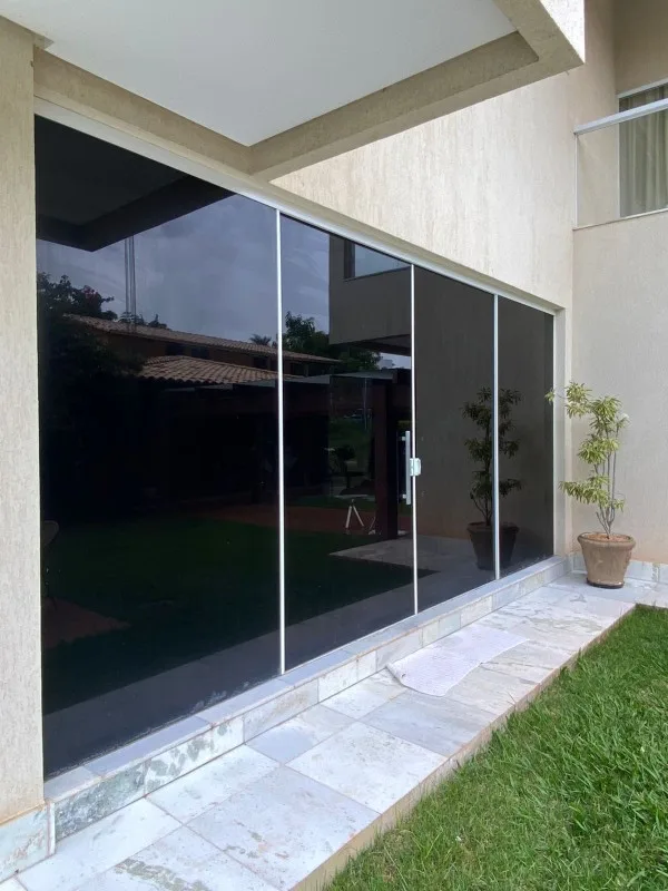 Insulfilm automotivo fumê aplicado em veículo