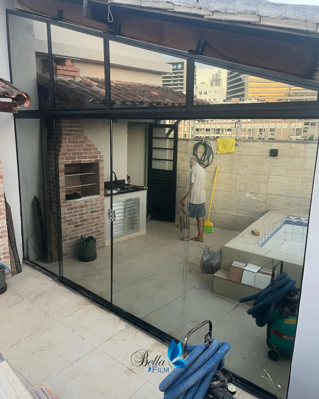 Trabalho da Bella Film RJ: película espelhada em porta de vidro